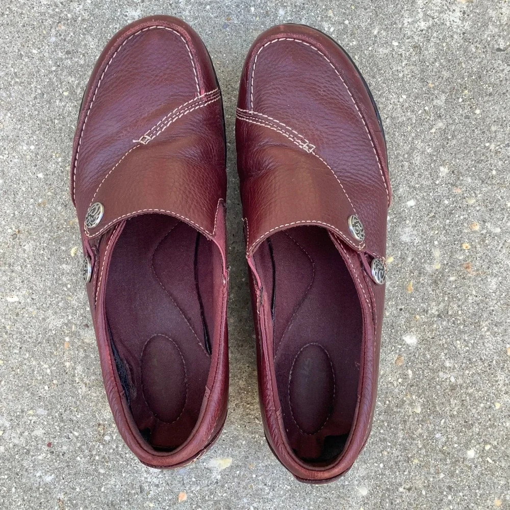 Clarks Bendables Womens 9M Burgundy Leather Slip On Loafers Button Detail 63066